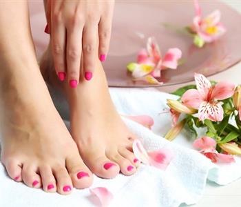 4 وصفات طبيعية لعلاج تشققات الأقدام