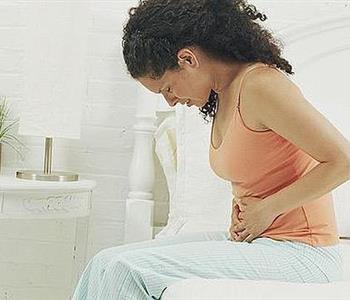 اعراض القولون الهضمي عند النساء وأسبابه وطرق علاجه