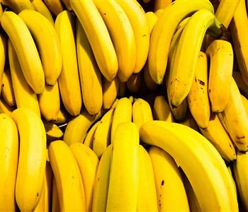 هل تناول الموز على الريق يزيد الوزن