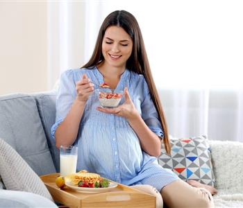 مخاطر تناول السكريات بكثرة أثناء الحمل وتأثيرها على الجنين