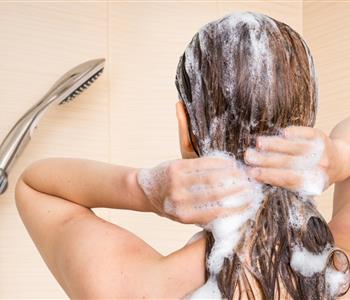طريقة غسل شعرك بشكل صحيح ما يجب فعله وما لا يجب فعله