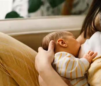 الأخطاء الأكثر شيوع ا التي ترتكبها الأمهات في الرضاعة الطبيعية