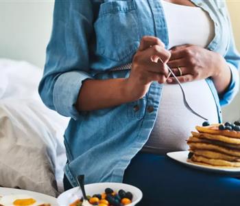 ماذا يحدث للجنين عند تناول السكريات بكثرة أثناء الحمل؟