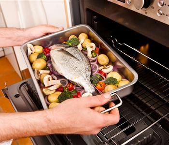 5 حيل للتخلص من رائحة السمك في المطبخ