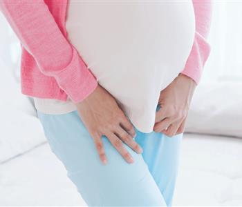 أسباب الإصابة بسلس البول عند الحامل وطرق العلاج
