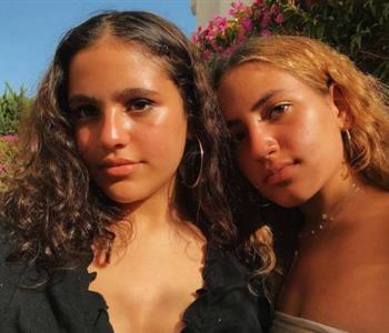 نور عمرو دياب تعلق على صورة جريئة لشقيقتيها جانا وكنزي