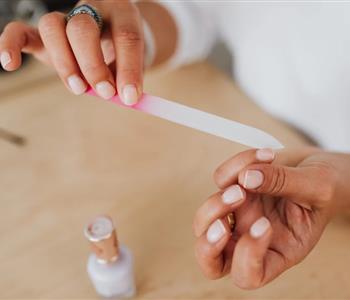 دليل العناية بالأظافر في المنزل من التقليم حتى التلميع