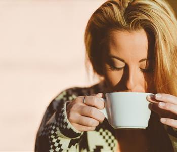فوائد شرب الماء صباحًا قبل تناول القهوة