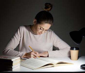 كيف تراجع ليلة الامتحان بشكل فعال دون توتر إليك الدليل الشامل