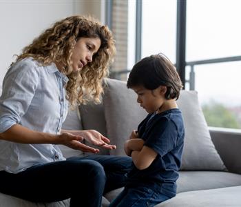 أهمية الاستماع لمشاعر الطفل العنيد وتأثير ذلك على سلوكه