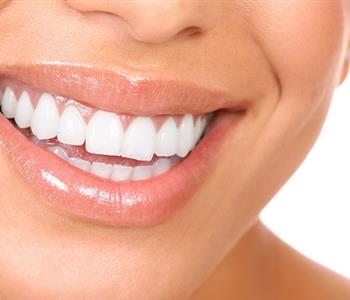9 فوائد لتبييض الأسنان بالليزر وقلم التبييض وتفاصيل الأضرار