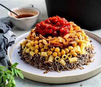 طريقة عمل الكشري المصري الأصلي بالدقة والصلصة خطوة بخطوة