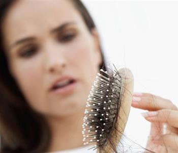 3 طرق مختلفة لتنظيف فرشاة الشعر