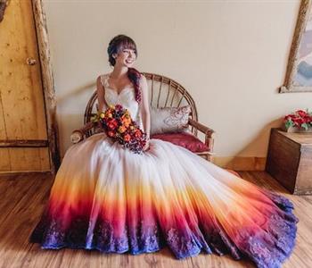 جددي من فستان الزفاف التقليدي بمزجه بالألوان