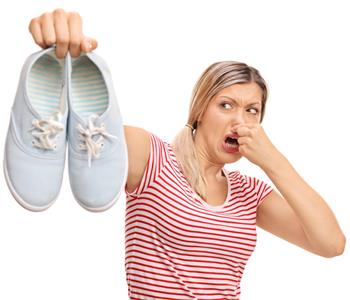 6 وصفات سهلة للتخلص من رائحة الحذاء الكريهة
