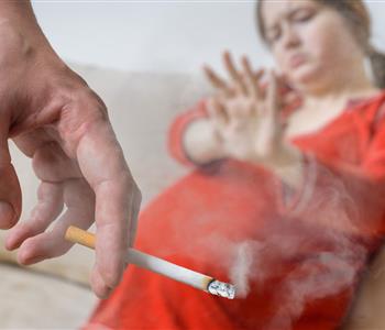 هل يؤثر تدخين الأب على الجنين