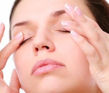 وصفات منزلية لعلاج الجلد الجاف حول العين