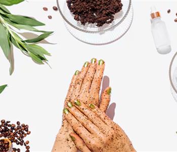 طرق تبييض اليدين بخلطات طبيعية آمنة وفعالة