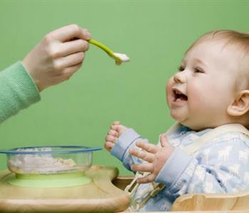 إرشادات التغذية السليمة لطفلك في عامه الأول.. ووصفات لوجبات مفيدة
