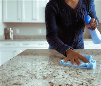 طريقة تنظيف رخامة المطبخ الباهتة