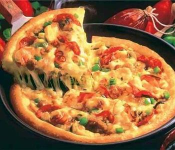 منيو غداء اليوم.. طريقة عمل بيتزا سريعة بالجبن والزيتون وسلطة الكول سلو