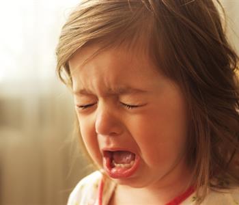 كيف تتعاملين مع نوبات بكاء طفلك الطويلة