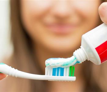 هل فعلا معجون الاسنان يساعد على تفتيح البشرة؟