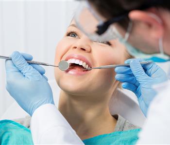لماذا تحتاجين إلى زيارة طبيب الأسنان بانتظام