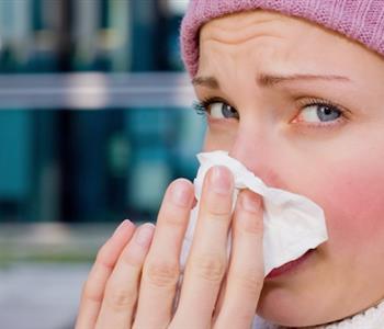 هذه العادات تجعلك أكثر عرضة للإصابة بنزلات البرد والانفلونزا