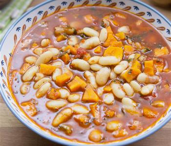 طريقة عمل شوربة الخضار بالفاصوليا البيضاء للتغيير