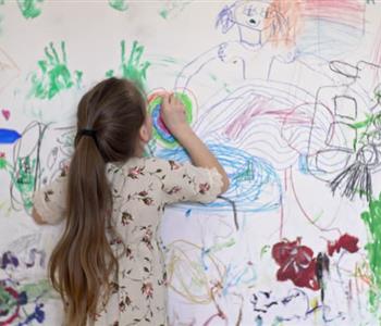 خلطات سريعة لتنظيف الحائط من رسومات أطفالك