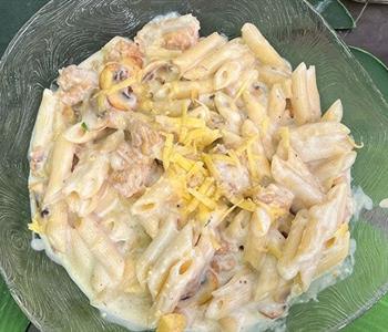 طريقة عمل مكرونة وايت صوص بالفراخ طبق كريمي سهل التحضير