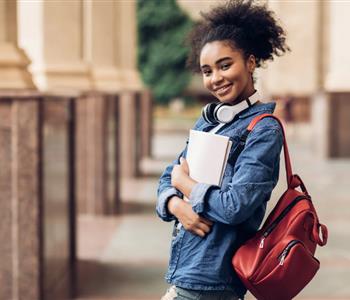 كيف تختارين الحقائب المناسبة لإطلالتك الجامعية