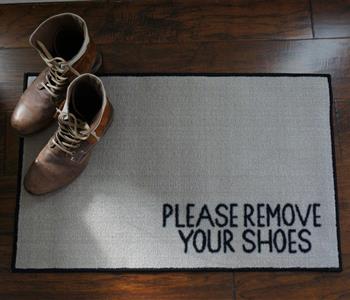 تعرفي على أضرار ترك الأحذية داخل المنزل