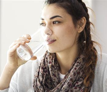 هل شرب الماء قبل الخروج في الطقس البارد يمنع الإصابة بنزلات البرد