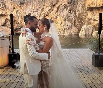 أمينة خليل ترتدي فستان الزفاف مرة أخرى احتفال ا بزواجها باليونان
