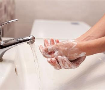 10 أشياء يجب غسل يديك بعد ملامستهم شاشة هاتفك من بينها