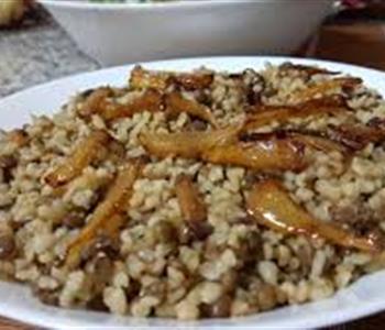 منيو غداء اليوم.. طريقة عمل أرز بالعدس البني والصلصة الحمراء وبطاطس بانيه