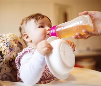مشروبات عشبية دافئة مهدئة للأطفال الرضع