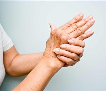 5 علاجات طبيعية لمكافحة تجاعيد اليدين