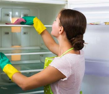 8 مواد طبيعية لتنظيف الثلاجة والتخلص من الروائح الكريهة