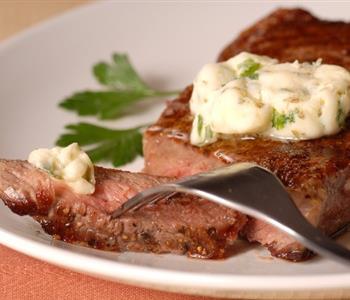 منيو غداء اليوم طريقة عمل اللحم بصوص الزبدة والثوم مع سلطة البطاطس