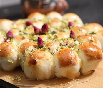 طريقة عمل خلية النحل بالجبن والأعشاب