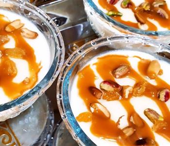 طريقة عمل الأرز باللبن بالكريمة وصوص الكراميل واللوتس وصفة تستحق التجربة