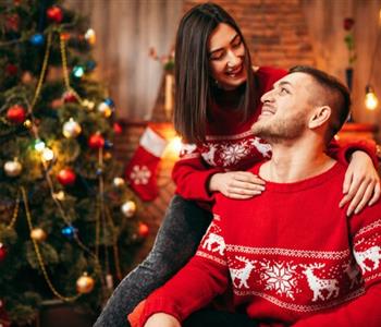 8 أفكار للاحتفال بالكريسماس مع زوجك في المنزل قضاء ليلة رومانسية