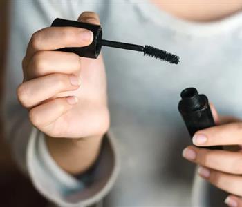 أضرار مشاركة الماسكرا مع الآخرين لا تتوقعيها