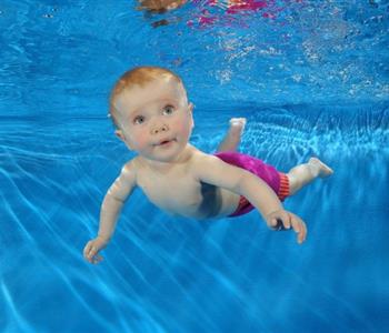 5 أسباب تجعل السباحة الرياضة الأنسب لطفلك