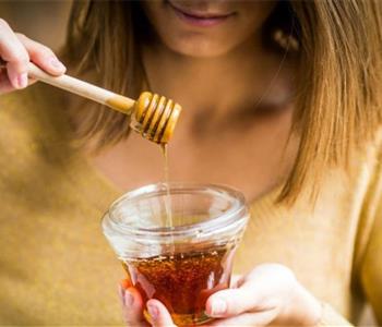 ما هي فوائد تناول ملعقة من العسل على معدة فارغة للنساء