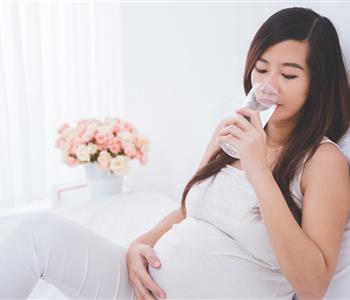 كمية الماء المناسبة التي يجب على الحامل تناولها لتجنب المخاطر على الجنين
