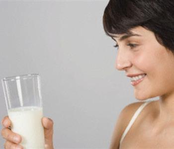 فوائد الحليب للمعدة يمنع تراكم الدهون ويساعد في إنقاص الوزن